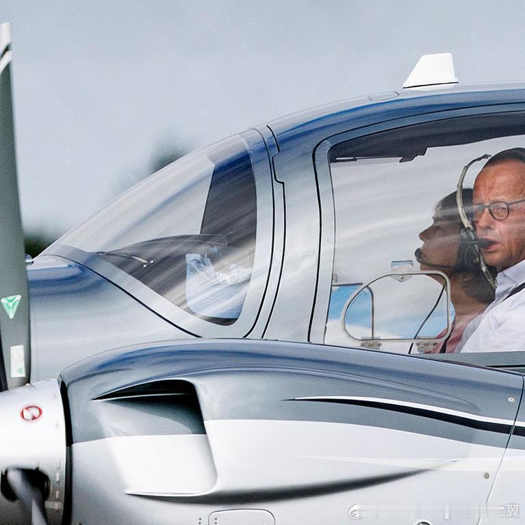 新任德国总理默茨会开飞机，拥有一架DA62 D-IAFM轻型飞机 ​​​