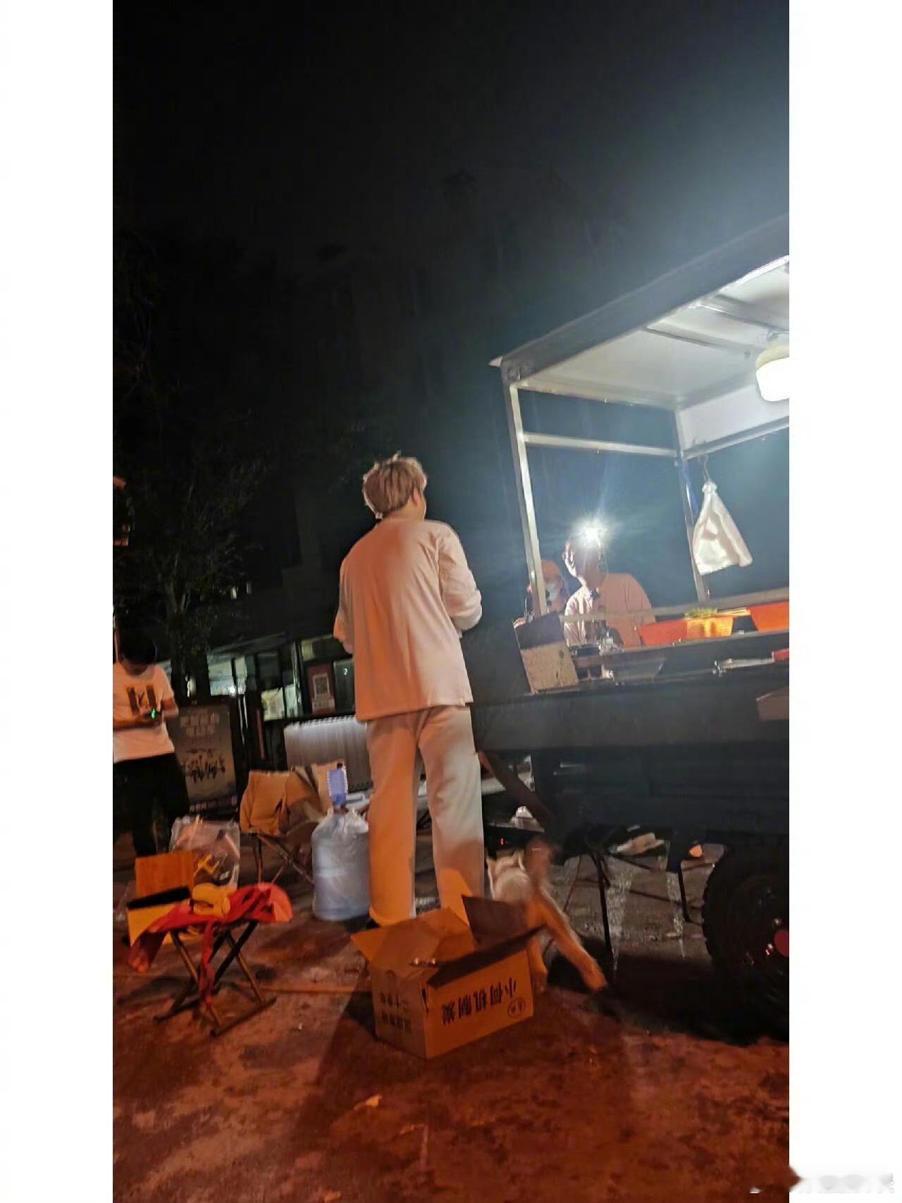 董岩磊回应转行做网红董岩磊直播大方回应转行做网红，从偶练到摆摊，他说这是另一种“