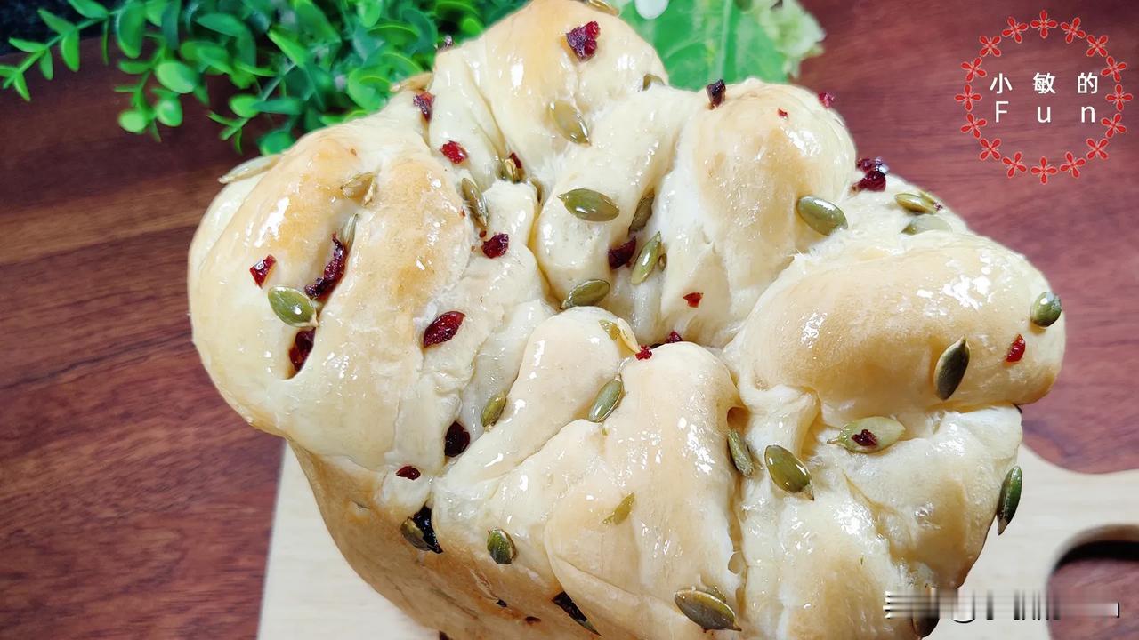 面包机炼乳吐司[撒花][撒花][撒花]
很多人抱怨，夏季室温偏高[太阳]，面包不