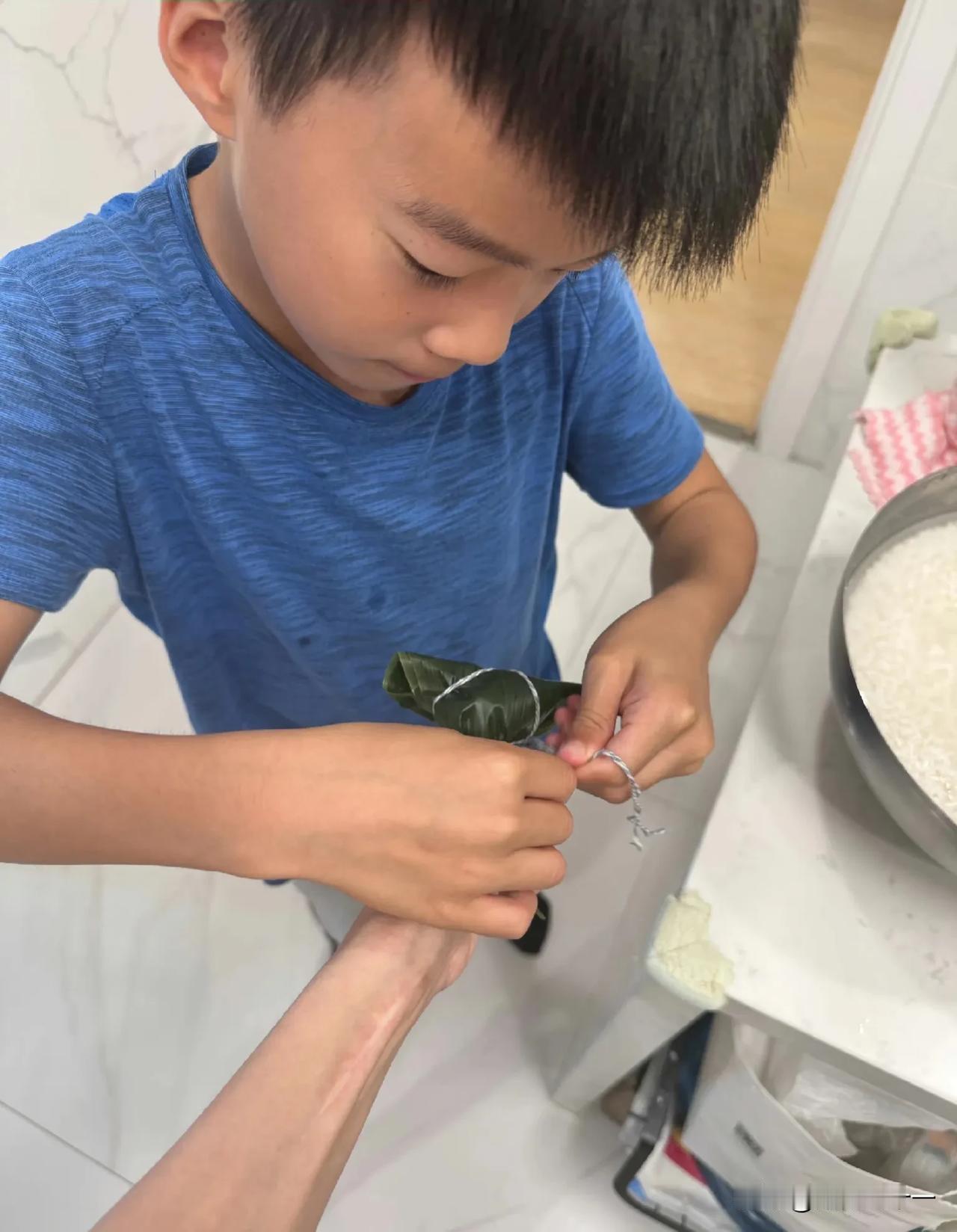 吴京儿子都会包粽子了。

6月10日，16点53分，谢楠端午当天发文：吴所谓解锁