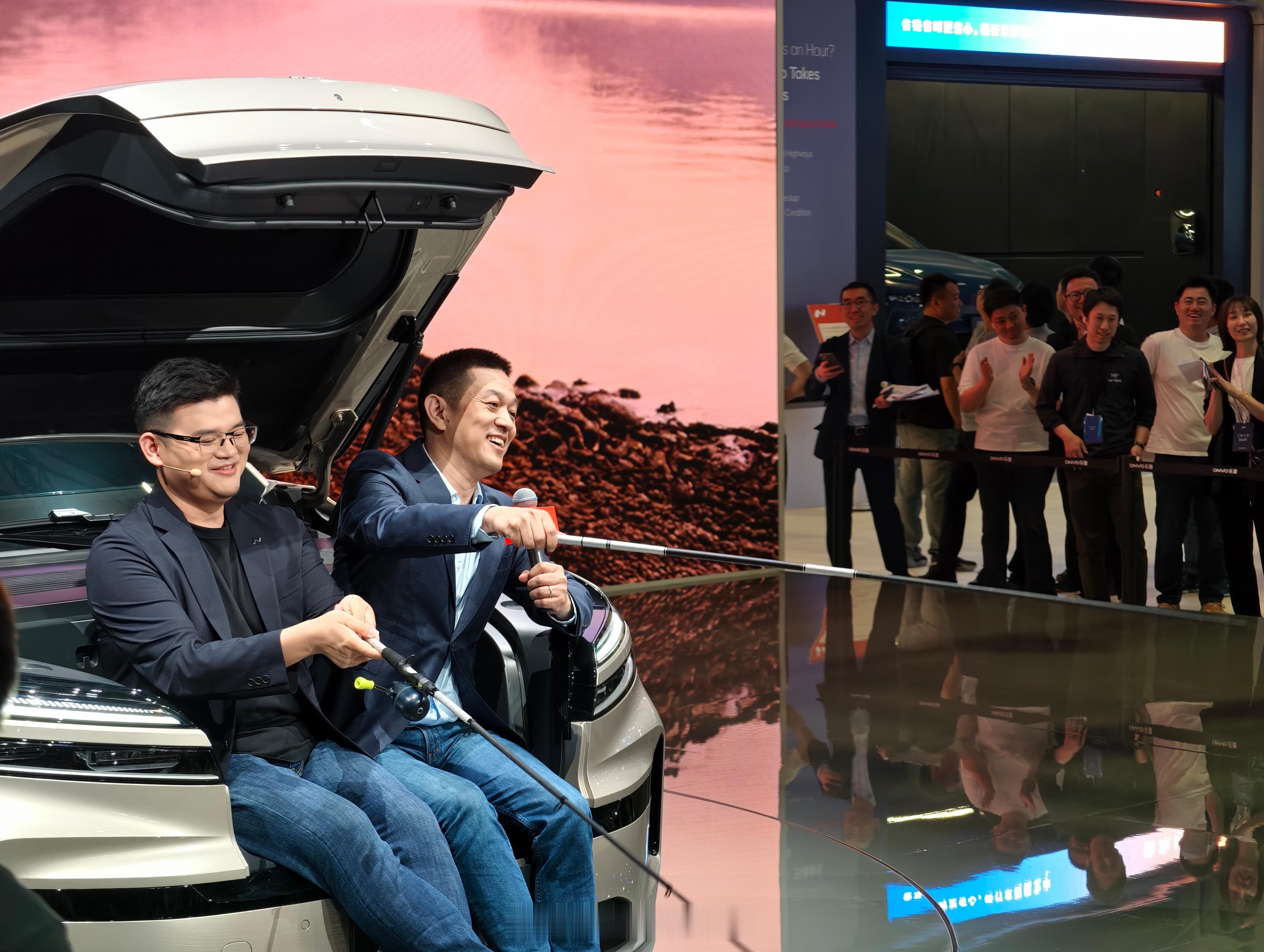 乐道L90前备舱下沉的储物空间，还放了一根鱼竿...俞斌跟李斌一块钓鱼🎣新能源