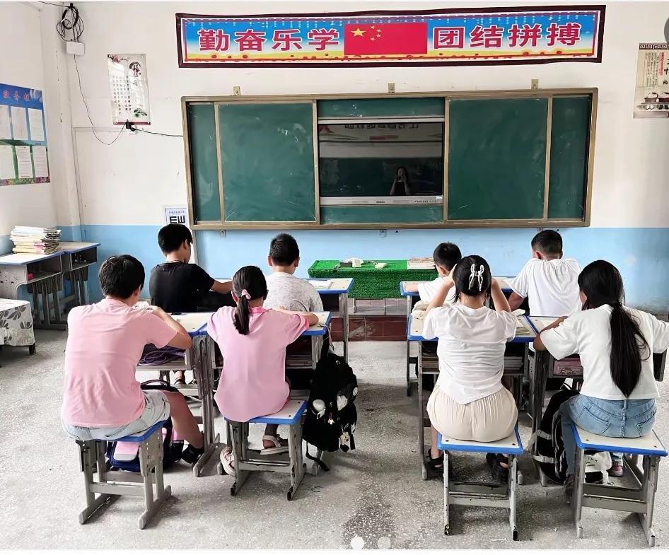 哪个学校？还6点到校7点下班？小朋友早上7点半到校，下午四点已放学，你为什么6点
