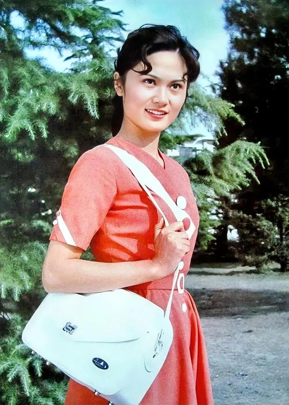 80年代，这个明星是当之无愧的红极一时。她不仅有着迷人的外貌，还拥有出色的演技，