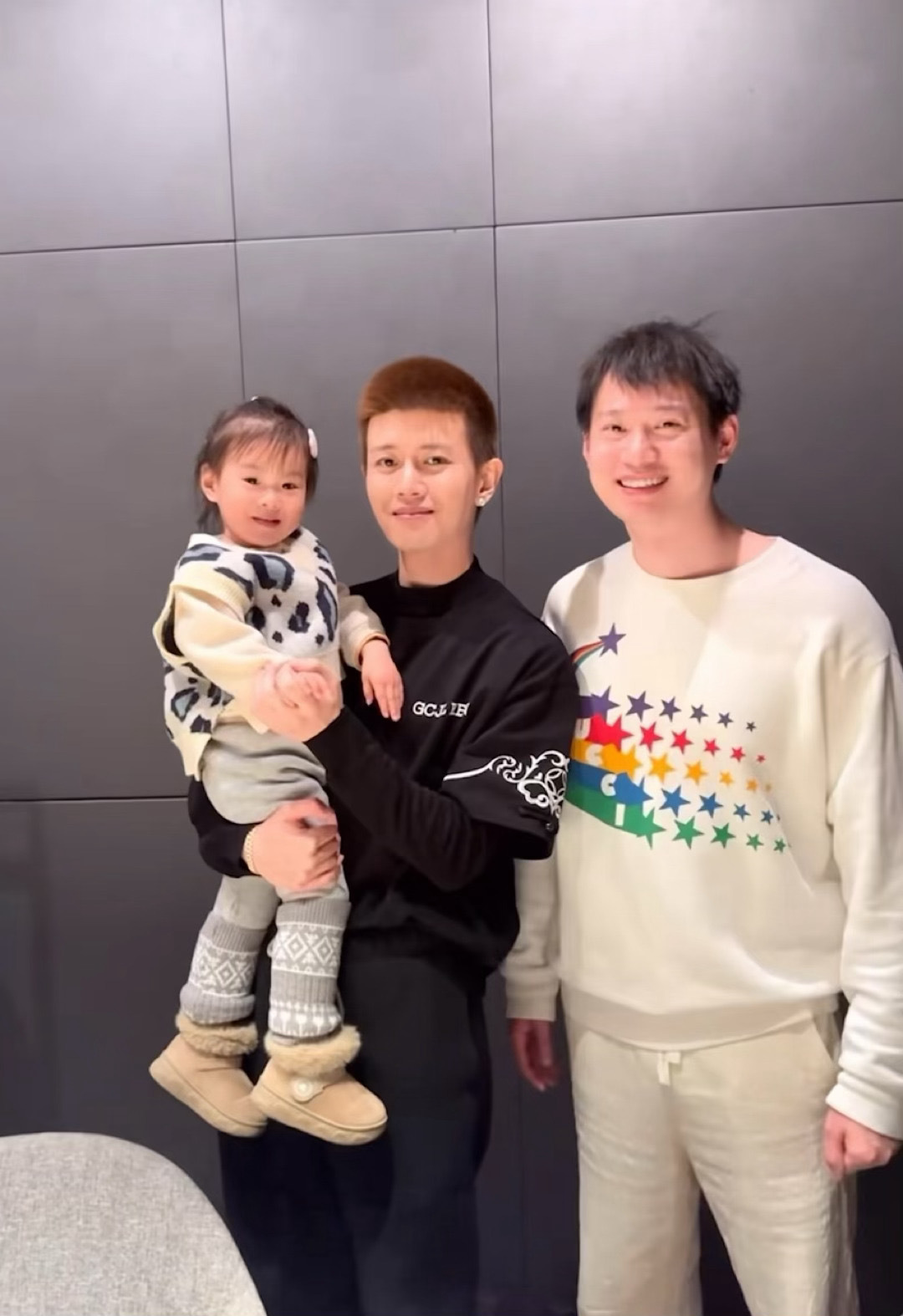 等我小了我也想这么被任嘉伦抱着话说任嘉伦的脸和小朋友的一样大… 