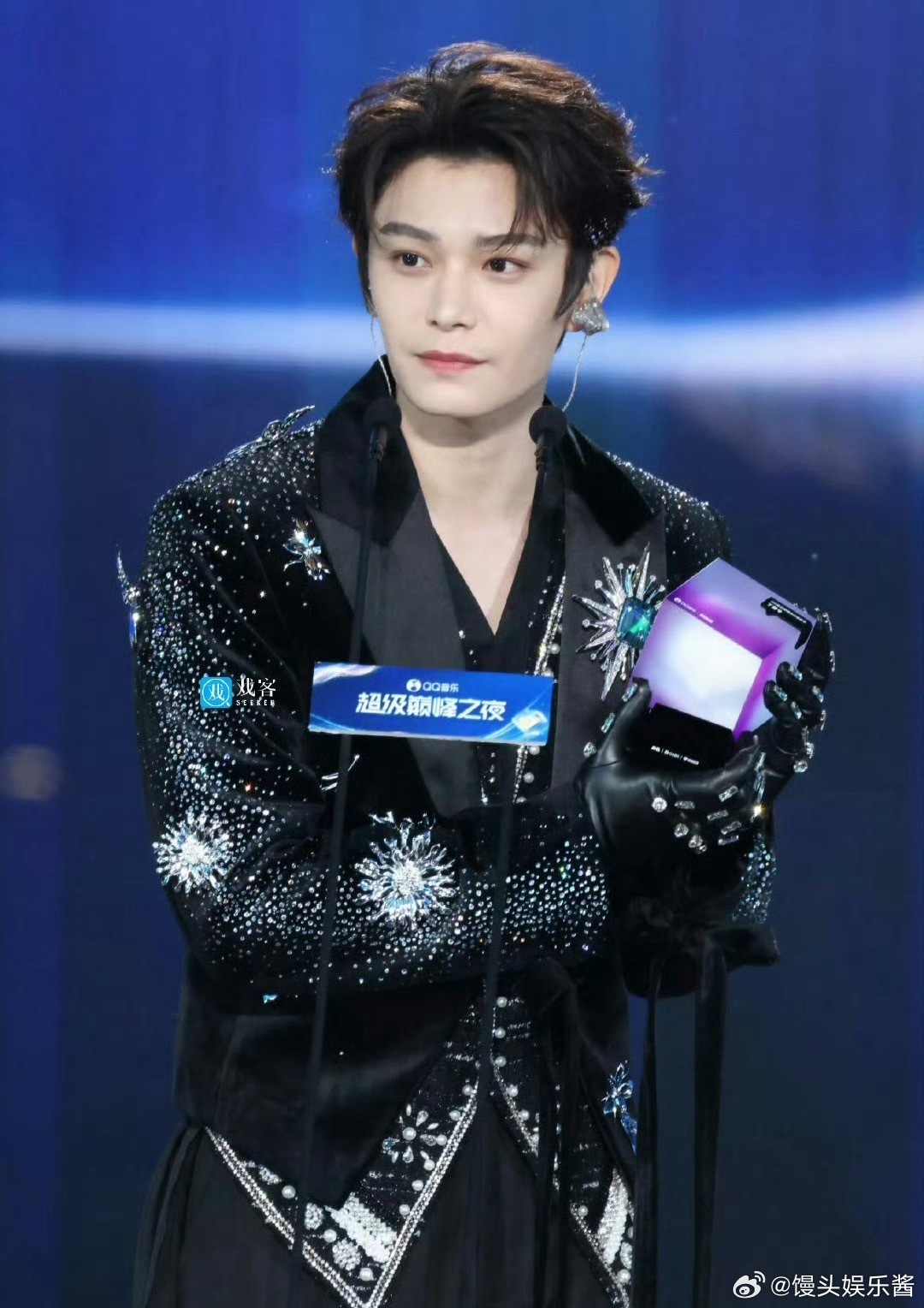 王俊凯丁禹兮领奖生图王俊凯、丁禹兮同活动生图，谁赢了 