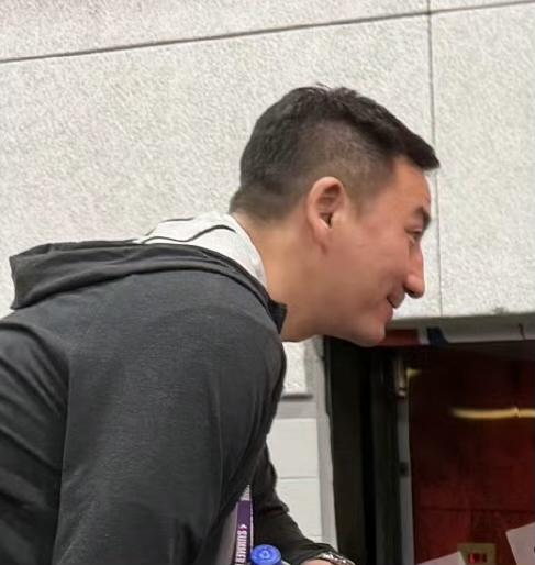 北京北汽男篮张云松、李楠在NBA夏联赛现场观战，看来这是在为下赛季进行挑选外援了