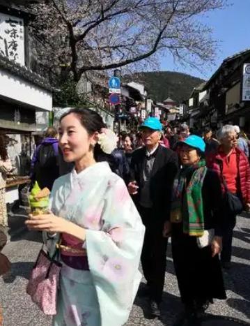有个日本人在社交平台上写道：“我想问问中国人，明明讨厌日本，却为什么还来日本旅游
