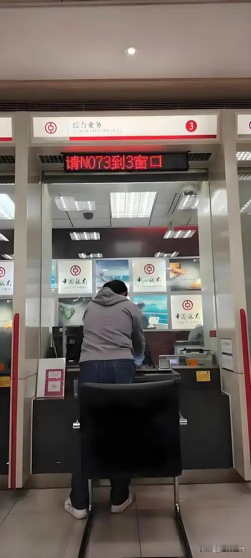 “闹大了！”河南，男子手持1999年分四笔存入的93万存折，到当地银行取款却被一