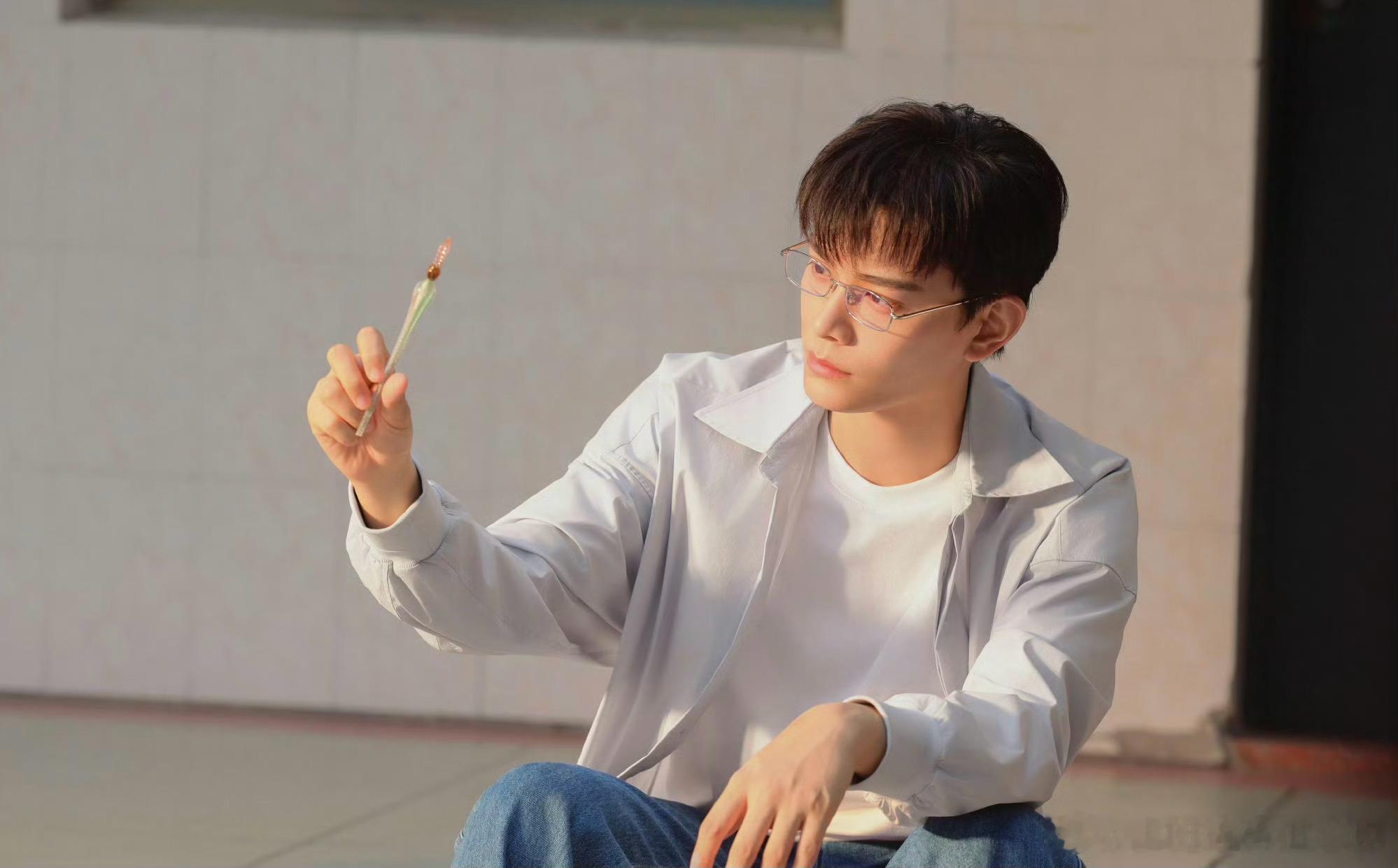 丁禹兮永夜星河现代装造型 丁禹兮这次古装剧里少年感十足的扮相太适合他啦 现代装也