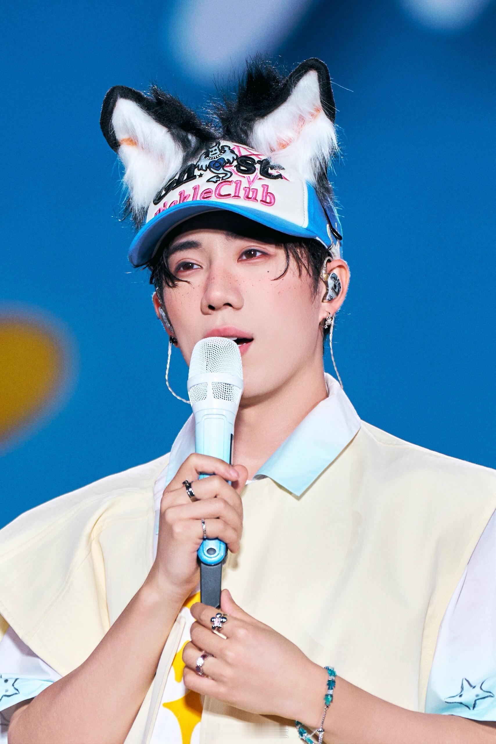 可爱的五指袜 这可是他故意穿的哦超级可爱的袜子这个小雀斑妆容好适合十个勤天 种地