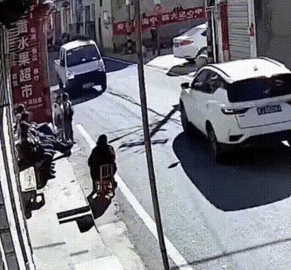 这家长没有一点教训孩子的意思，全凭孩子自由发挥，殊不知，这是在把孩子推进火坑。