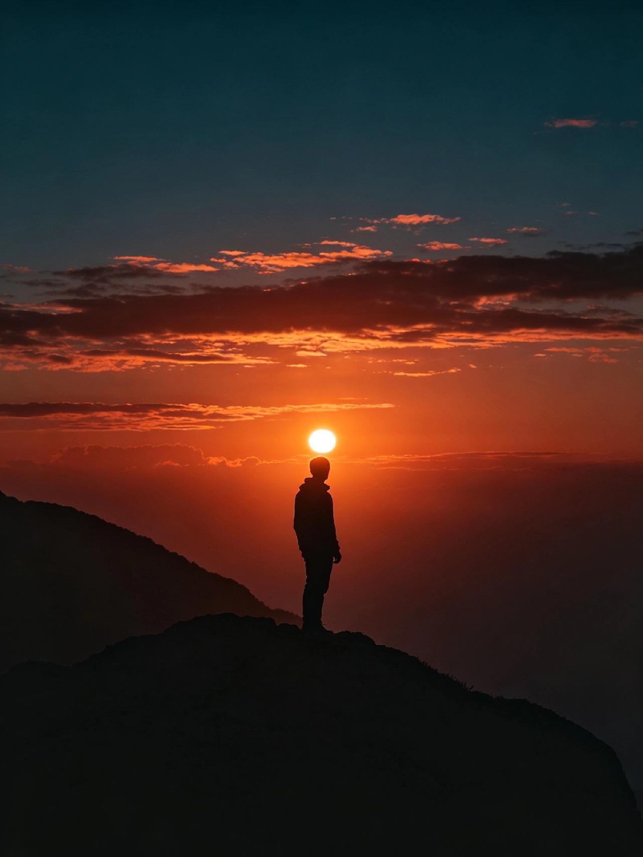 低谷时哪一句话支持你走下来再黑的夜也会天亮，再难的坎终会跨过，你远比自己想象中坚