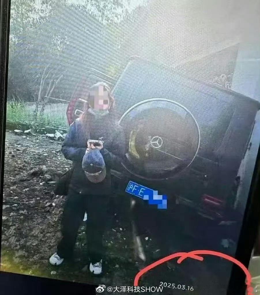 曝金晨交通事故监控截图吓死我了还以为金晨受伤了，或者……人没事就好