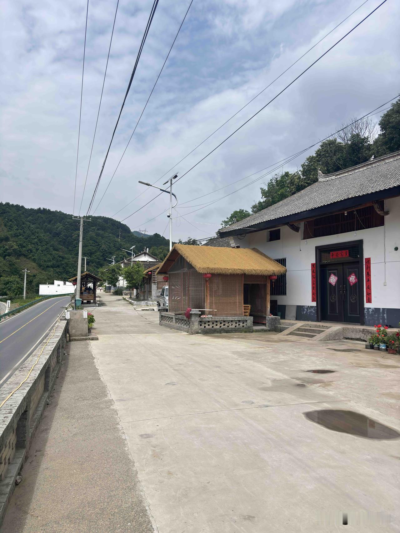 洛南县洛源镇涧坪村，村里建设得不错，有游乐设施，还有饭馆，不过去的时候，好多饭馆
