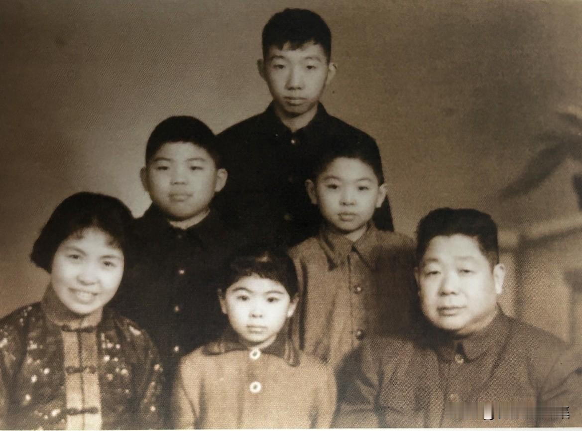 上世纪六十年代，陈锡联将军的全家福。夫妇俩育有三子一女。长子陈再强（1950年生
