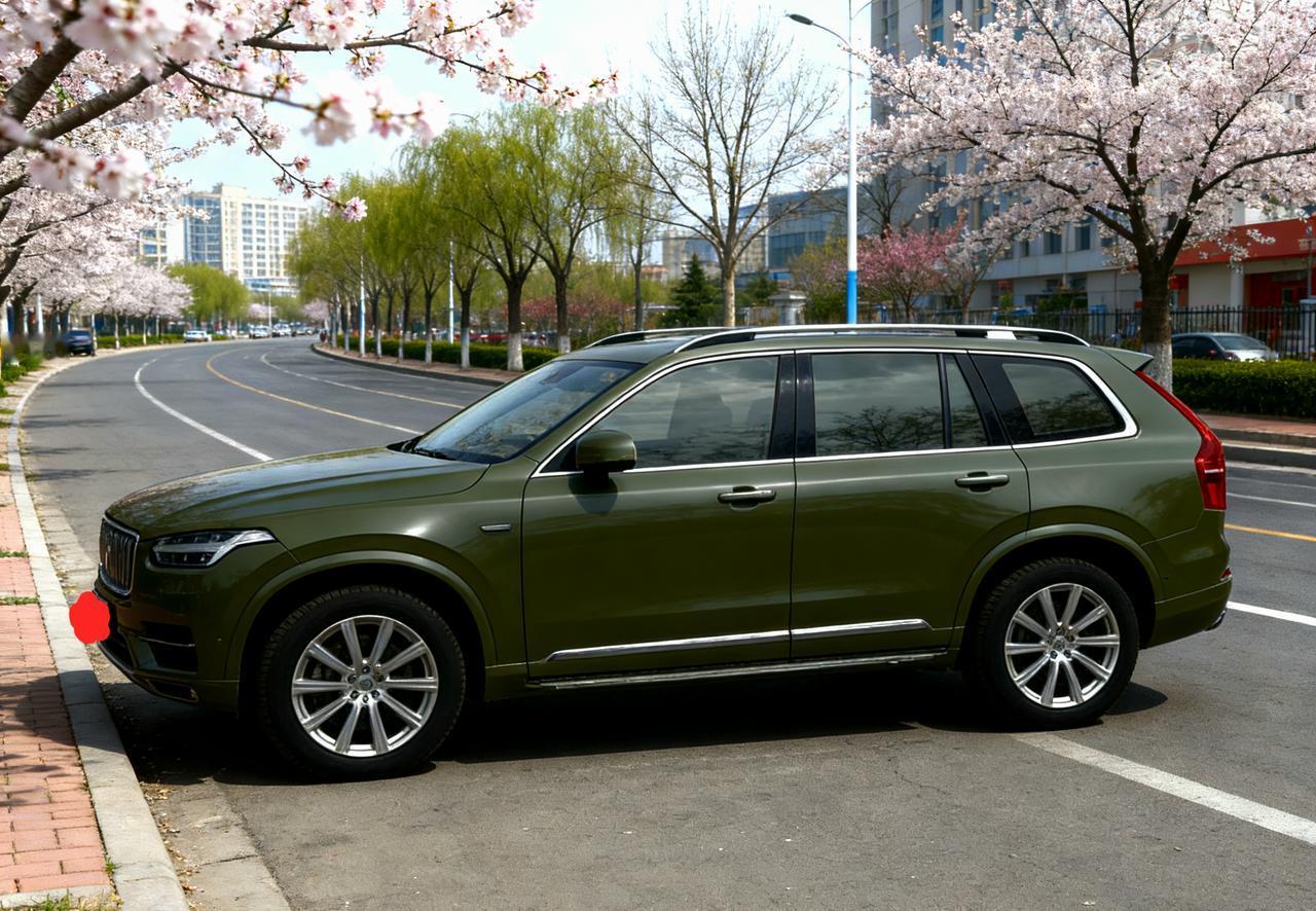 沃尔沃的xc90的军绿色我见过不少，其中我的群的一位女群友的车就很有代表性。另外