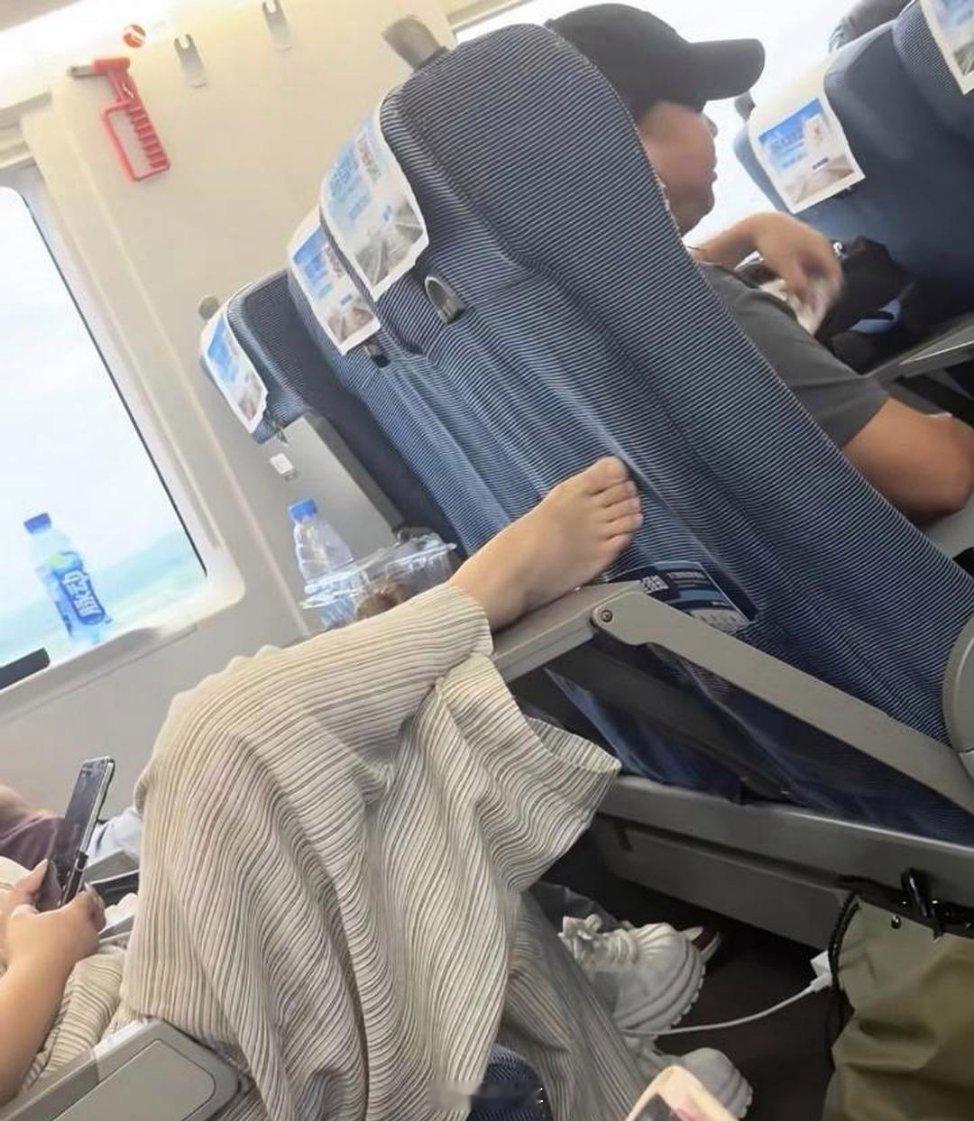 高铁这种脱鞋踩座椅的行为，真的太没边界感了 