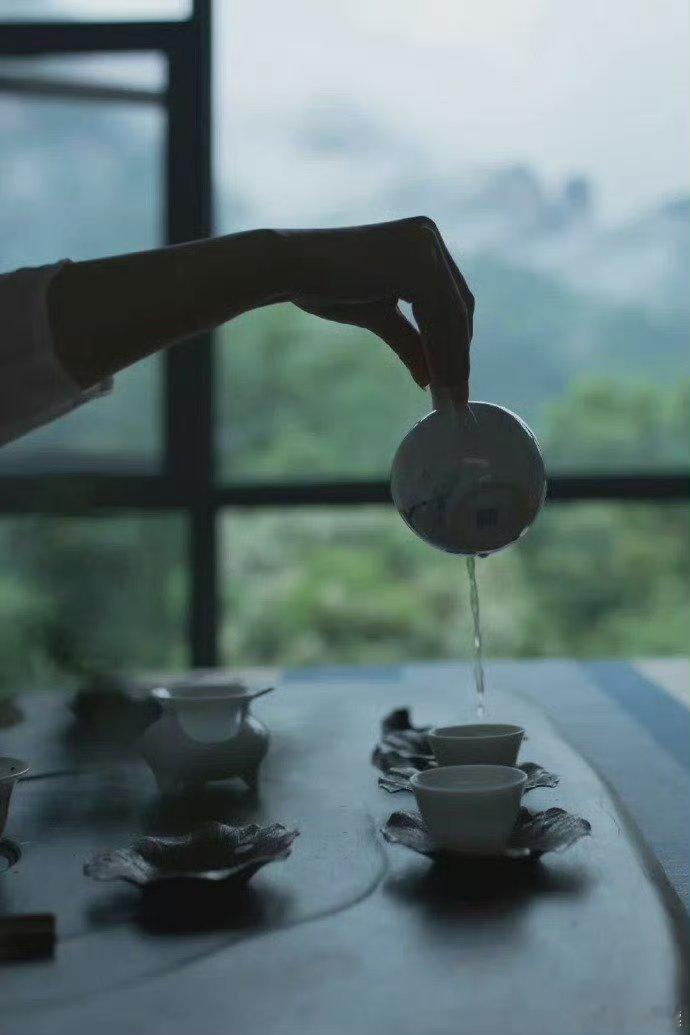 杨绛曾写道：你可能在一个人面前，一文不值。却在另一个人面前，是无价之宝。做你自己