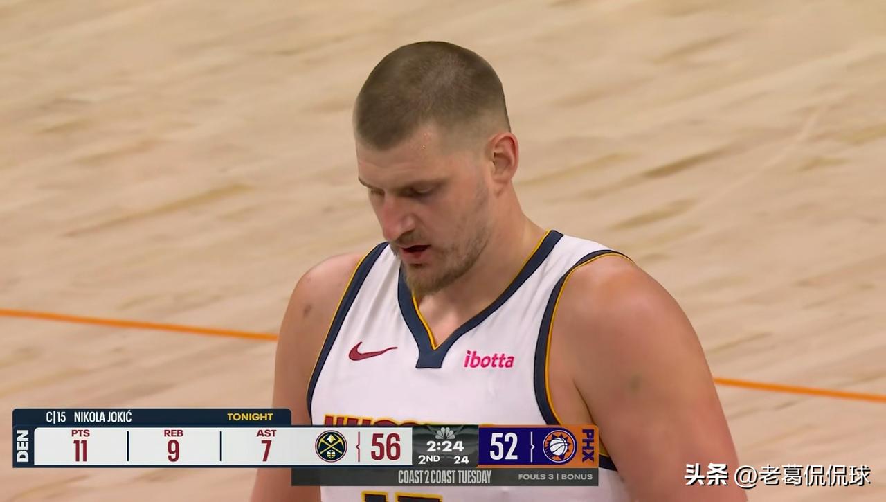 掘金超级巨星约基奇真是太多才多艺了！在今天掘金客场挑战太阳的比赛中，目前双方半场