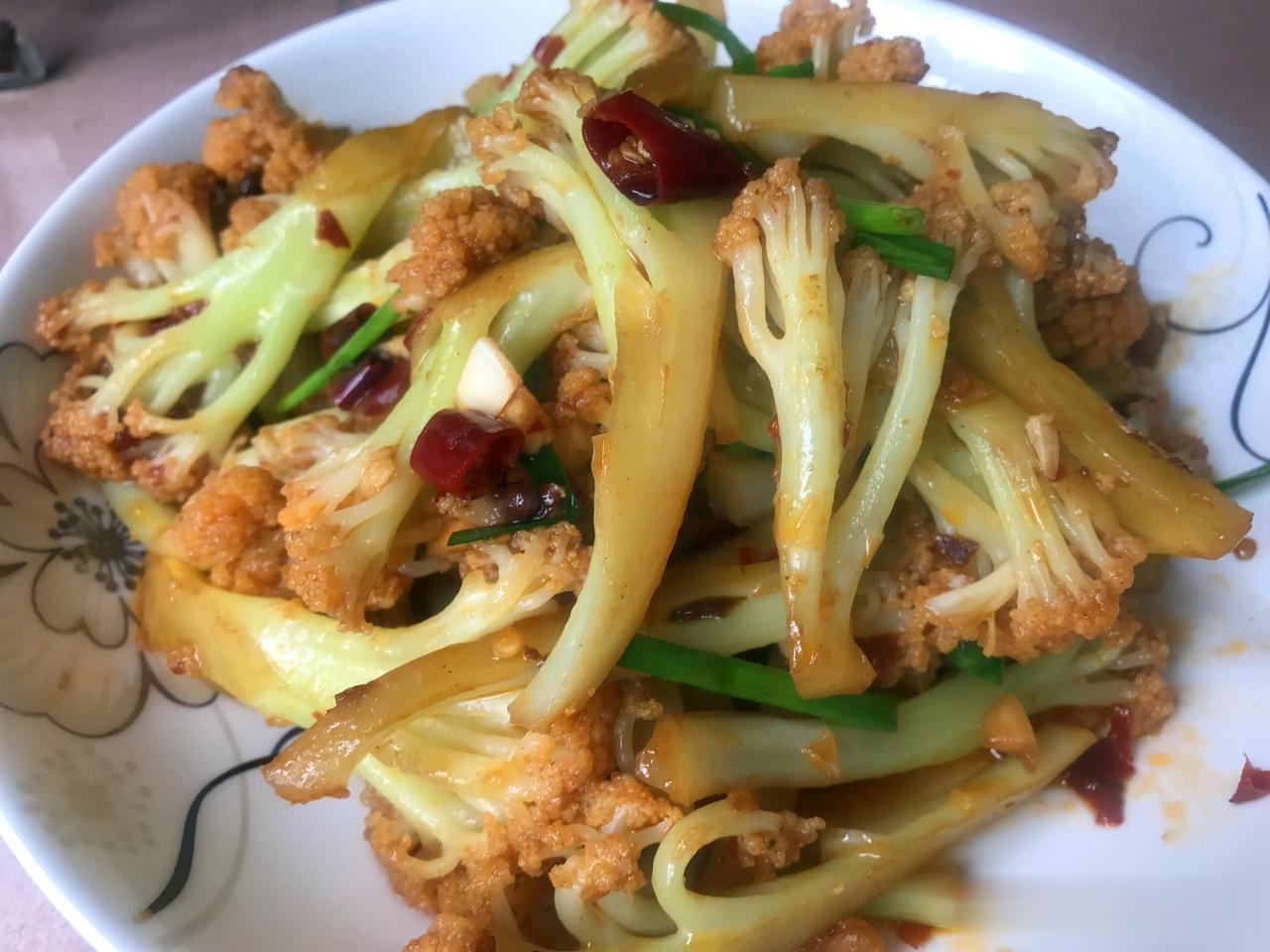 #我的美食日志# 
小鸡炖蘑菇，是一道东北家常炖菜，以鸡肉、干蘑菇和粉条为主要食