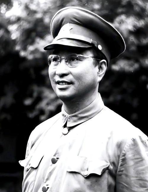 钱大钧故意放走陈赓还送大洋，下属不解，钱：我敢动他一根毫毛吗
1933年这趟从上
