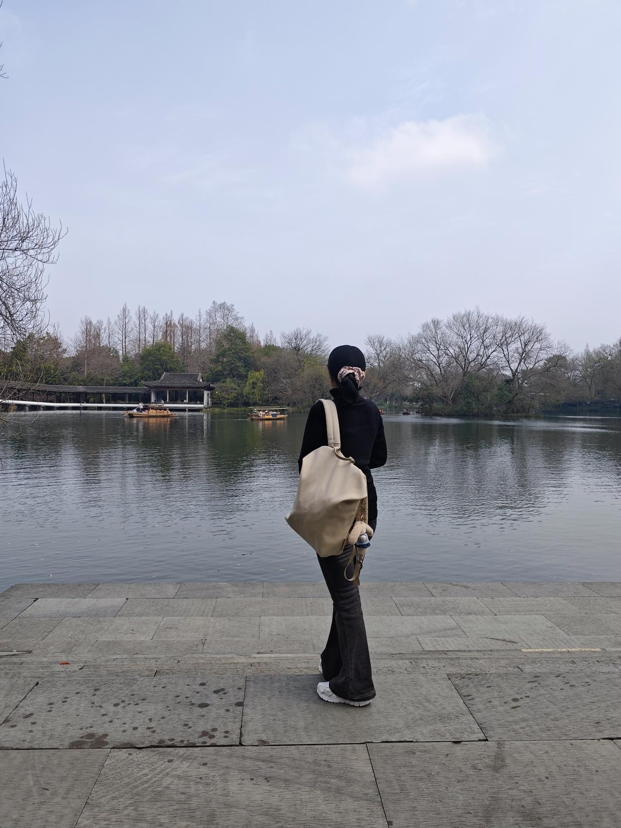 春天来到西湖，微风轻轻吹过。抬眼望去早樱花已经盛开，粉嘟嘟的惹人喜爱。而脚下的青