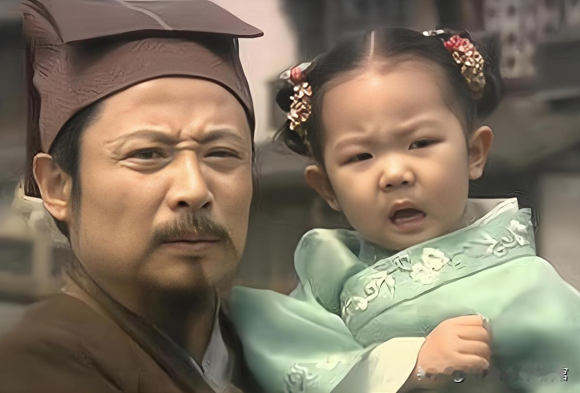 新版《红楼梦》中的甄士隐和英莲：
我记得原著中对英莲的描述是“粉妆玉琢，眉间有米