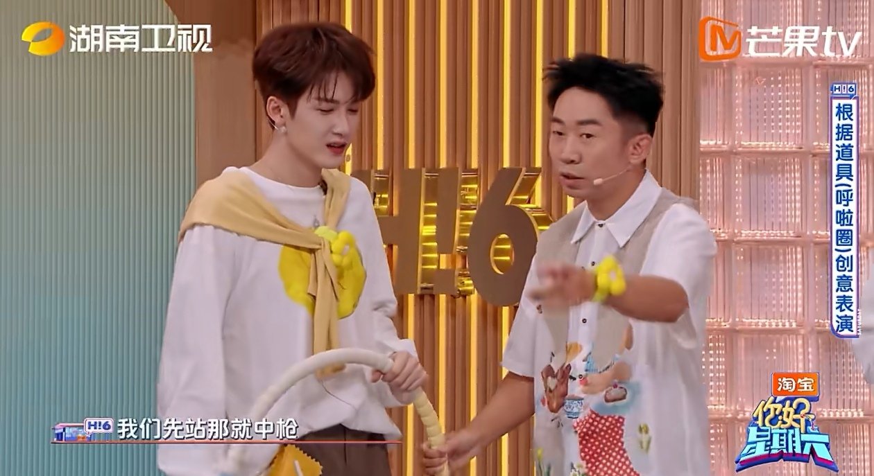 檀健次有主角光环护体 檀健次杨迪具象化主角光环 负伤场景中，杨迪倒地后一脸困惑地