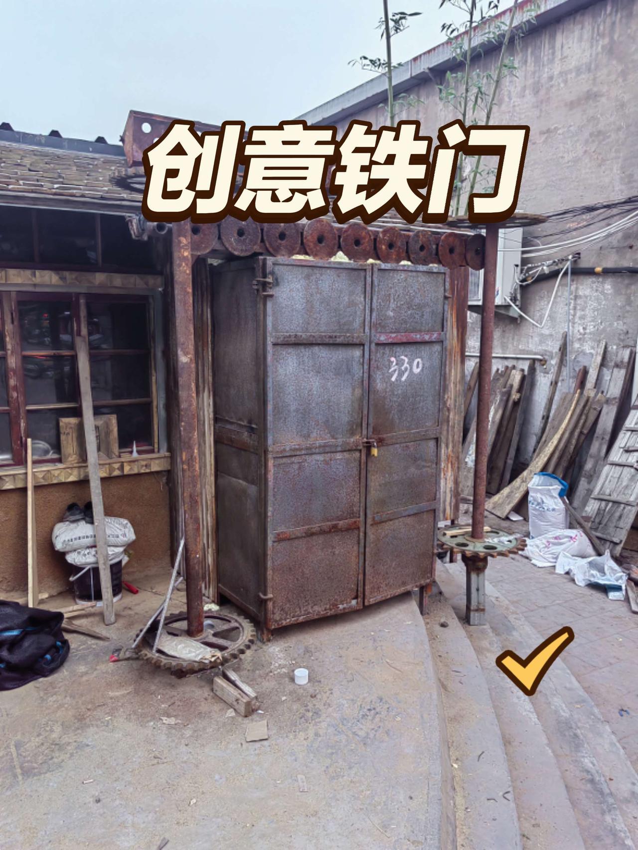 走遍焦作城:平东里建造的铁门真够厚的！