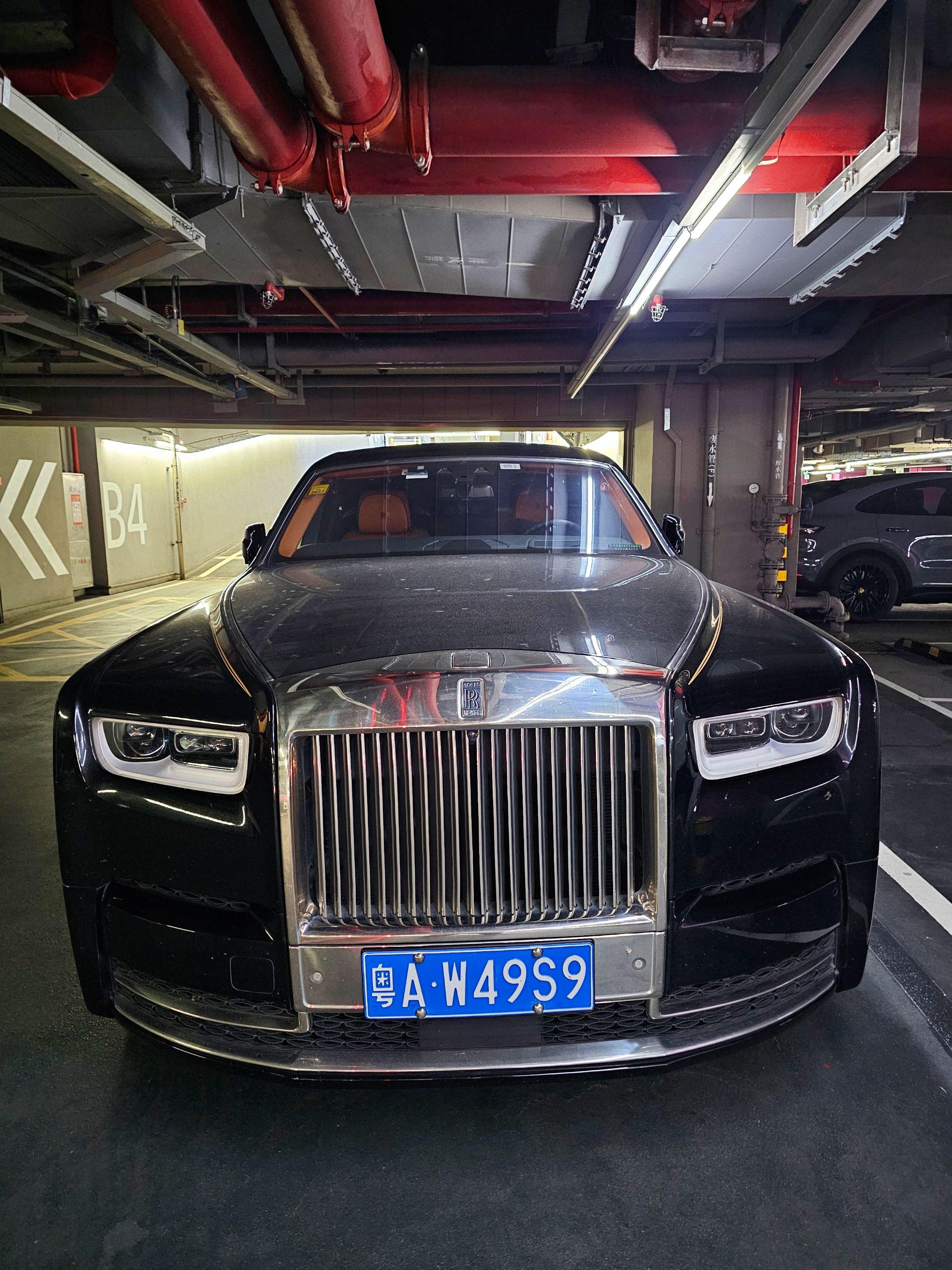 在广州某地库偶遇上市公司董事长座驾劳斯莱斯幻影八代，真是霸气尊贵又奢华...