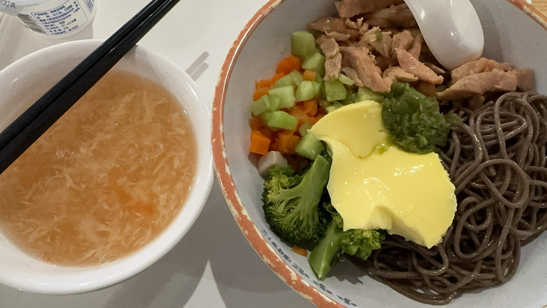 每天晚上在食堂吃饭真的是一天最开心的时候这个时候我总会想起来黑奴十几个小时的劳作