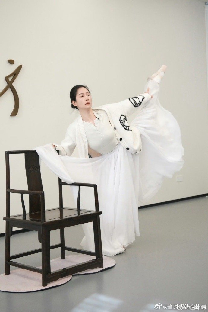 温峥嵘剪国风舞台 温峥嵘《剪》国风舞台，满满的东方中式美学！指尖起落都是破碎感乘