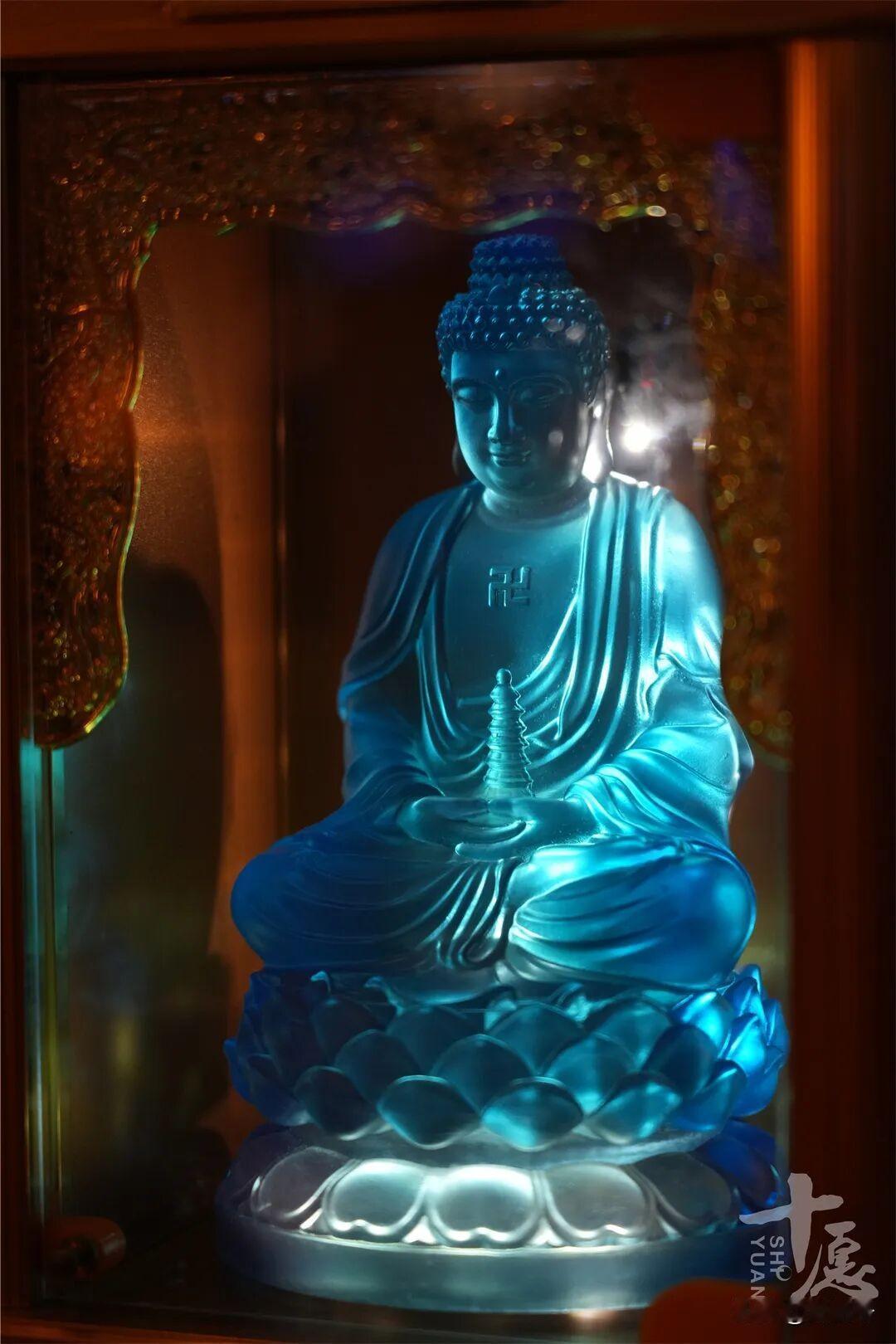 静心是沉五欲之沙去烦恼的方法。
一碗浑浊的水，总去摇它，
水便总是浑浊;
把碗放