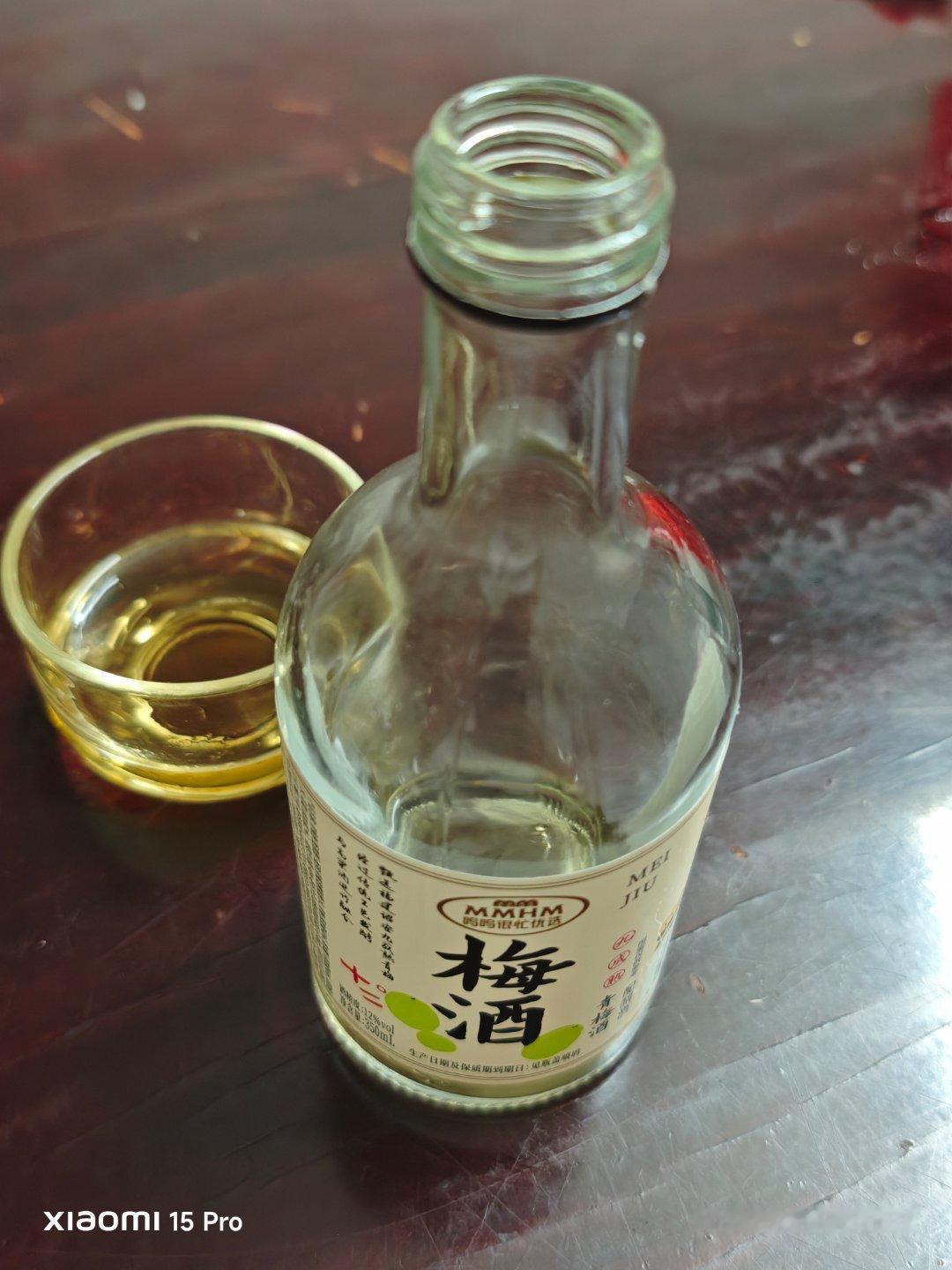 前段时间看小朋友流行玩烟牌，现在就开始流行起来玩瓶盖了。看到我这个瓶子有盖，也不