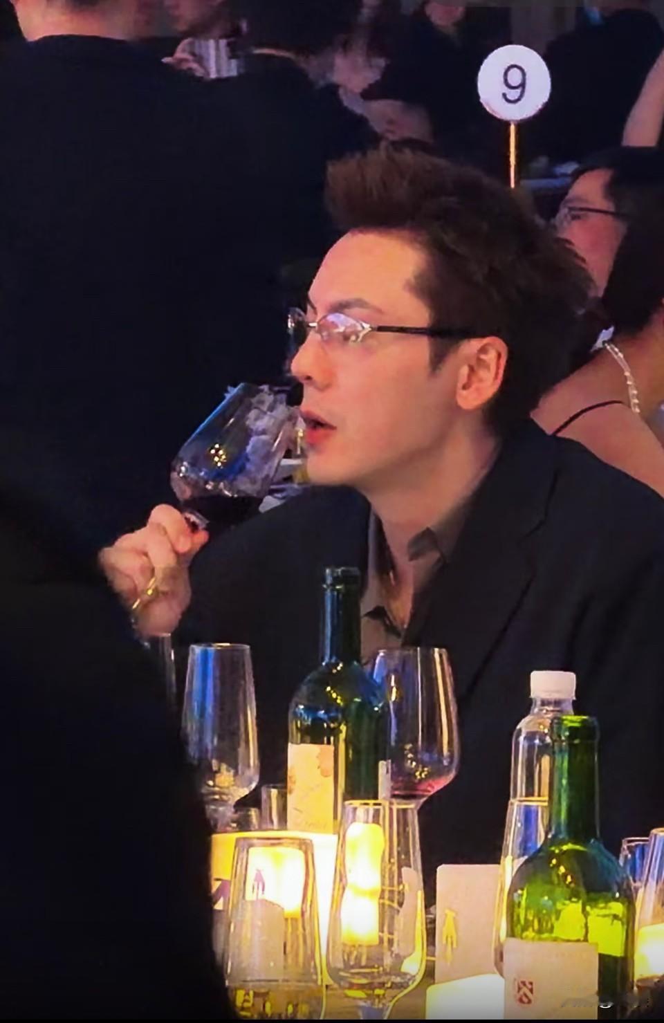 救命 他这个发型我真的很爱！前面想谈几百亿生意 渣苏感十足 后面突然反差萌～[爱