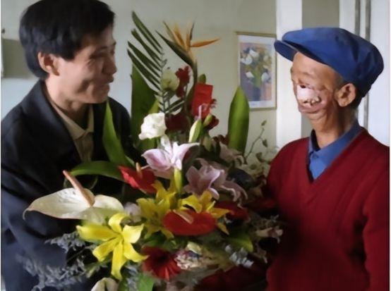 1950年，3岁的寇金成，在草原上，被狼咬掉了半张脸后，随后被父亲无情的扔到山洞