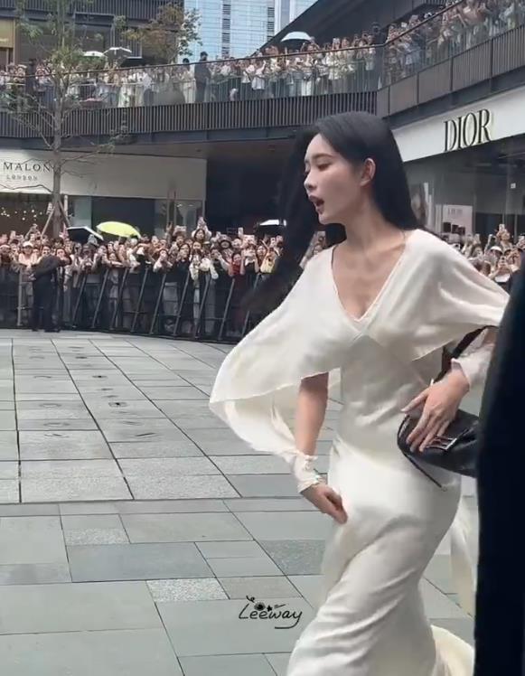 孟子义裙子太长了差点摔倒 孟子义参加活动时，身穿白色缎面落地长裙行走，为和粉丝打