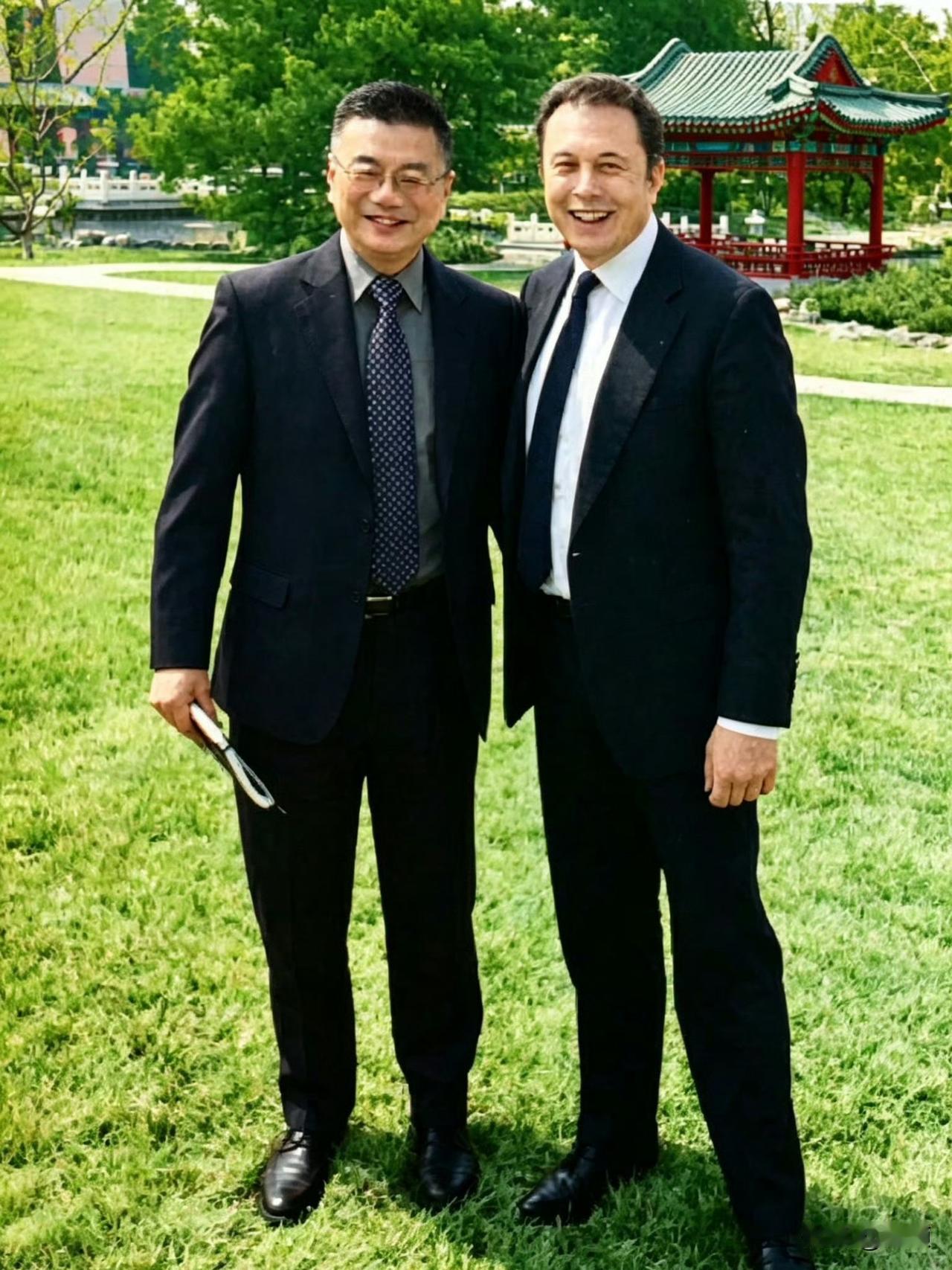 1992年，21岁的马斯克满脸青涩、年少意气，正和室友勾肩搭背。没人想到，这张三