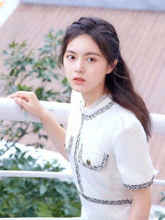 赵今麦这白色大衣造型也太绝了吧！长发配白大衣，冬日女神本人，hi6 我已经等不及