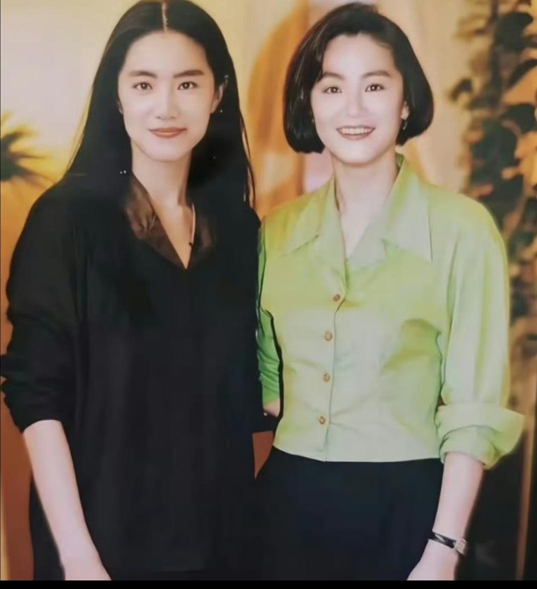 林青霞和她的替身合影！真的很难辨别哪个是真林青霞，哪个是替身啊。一个披肩发，一个