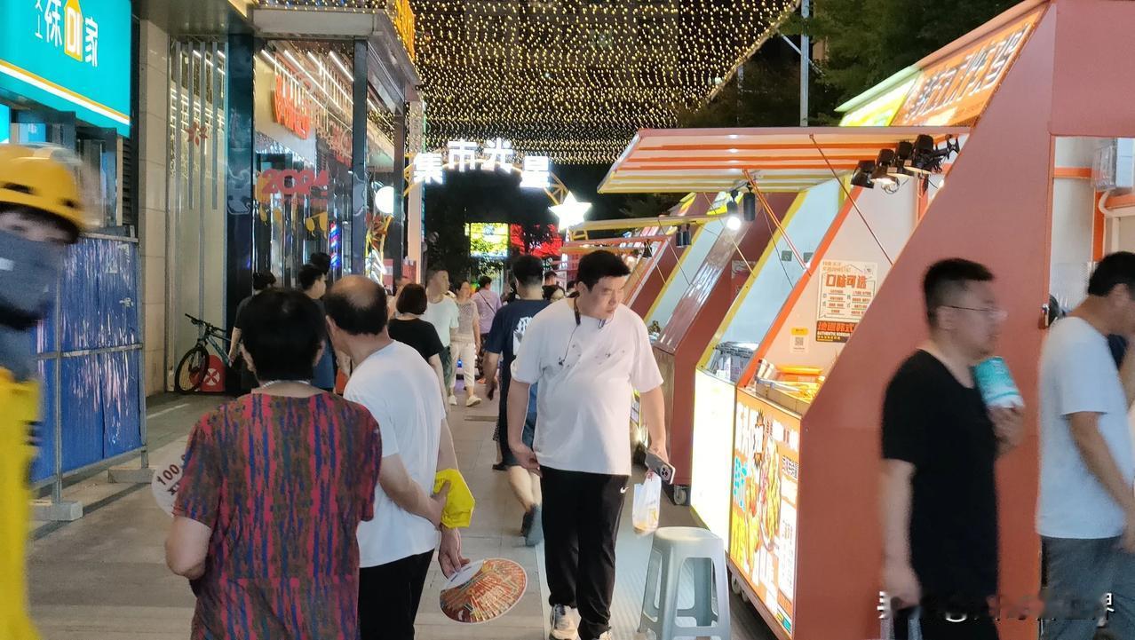 武汉“另类”地摊经济，值得全国推广！
以前新旧社区交接的地方，每到晚上都会有些小