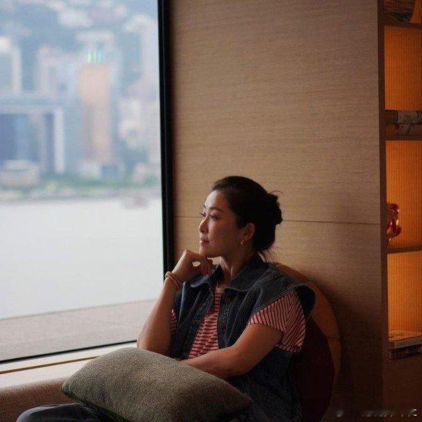 藝人周勵淇（Niki）近年躋身上流圈，不時出席名媛聚會，日前她到酒店Stayca