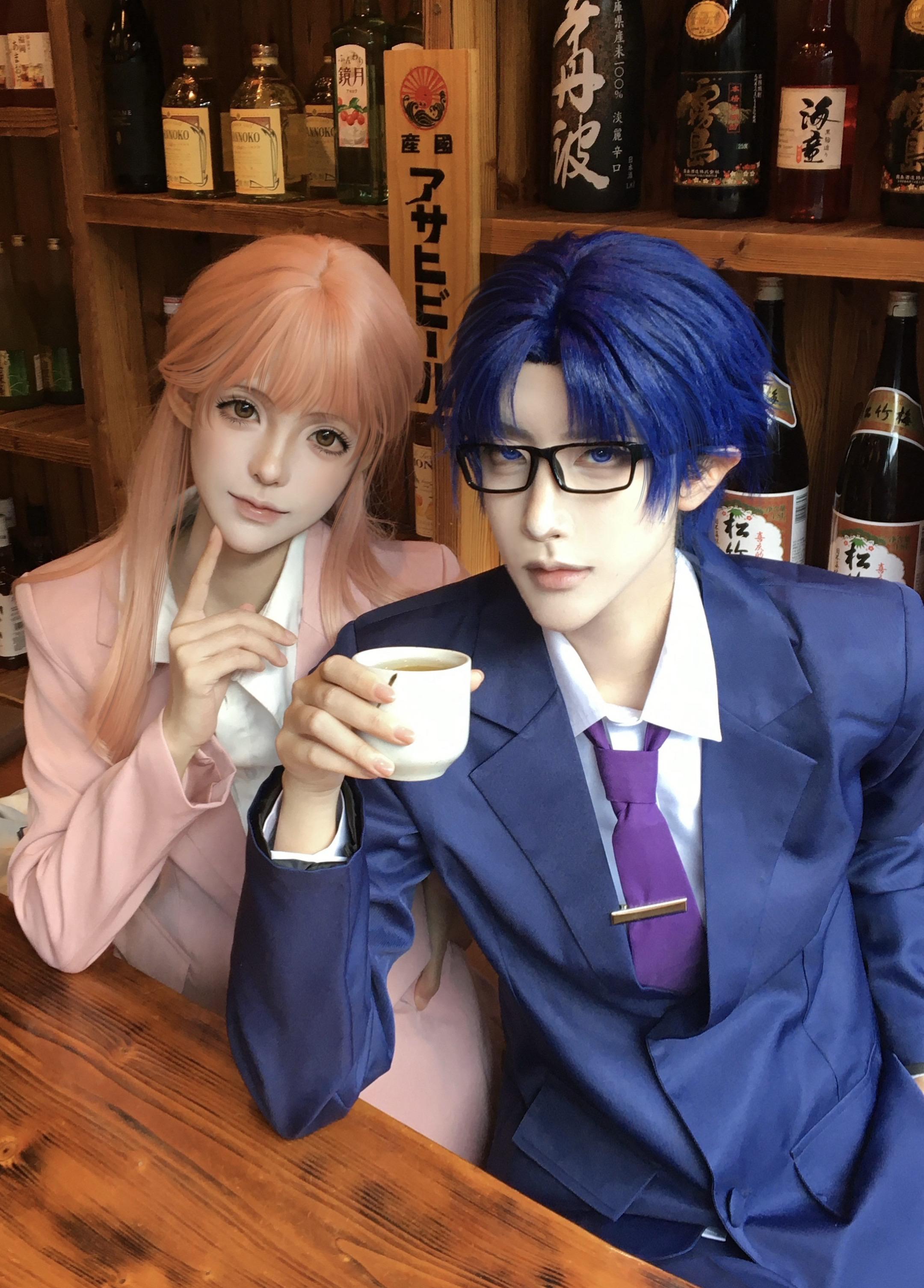 你在左边 我紧靠右。