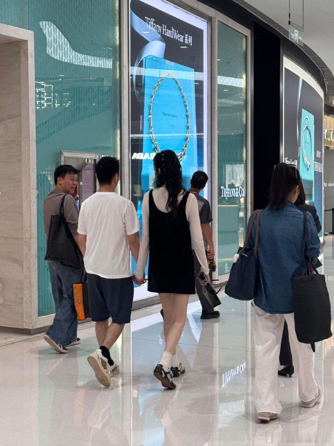 三亚偶遇奚梦瑶何猷君牵手逛街偶遇奚梦瑶何猷君牵手逛商场三亚偶遇奚梦瑶何猷君牵手逛