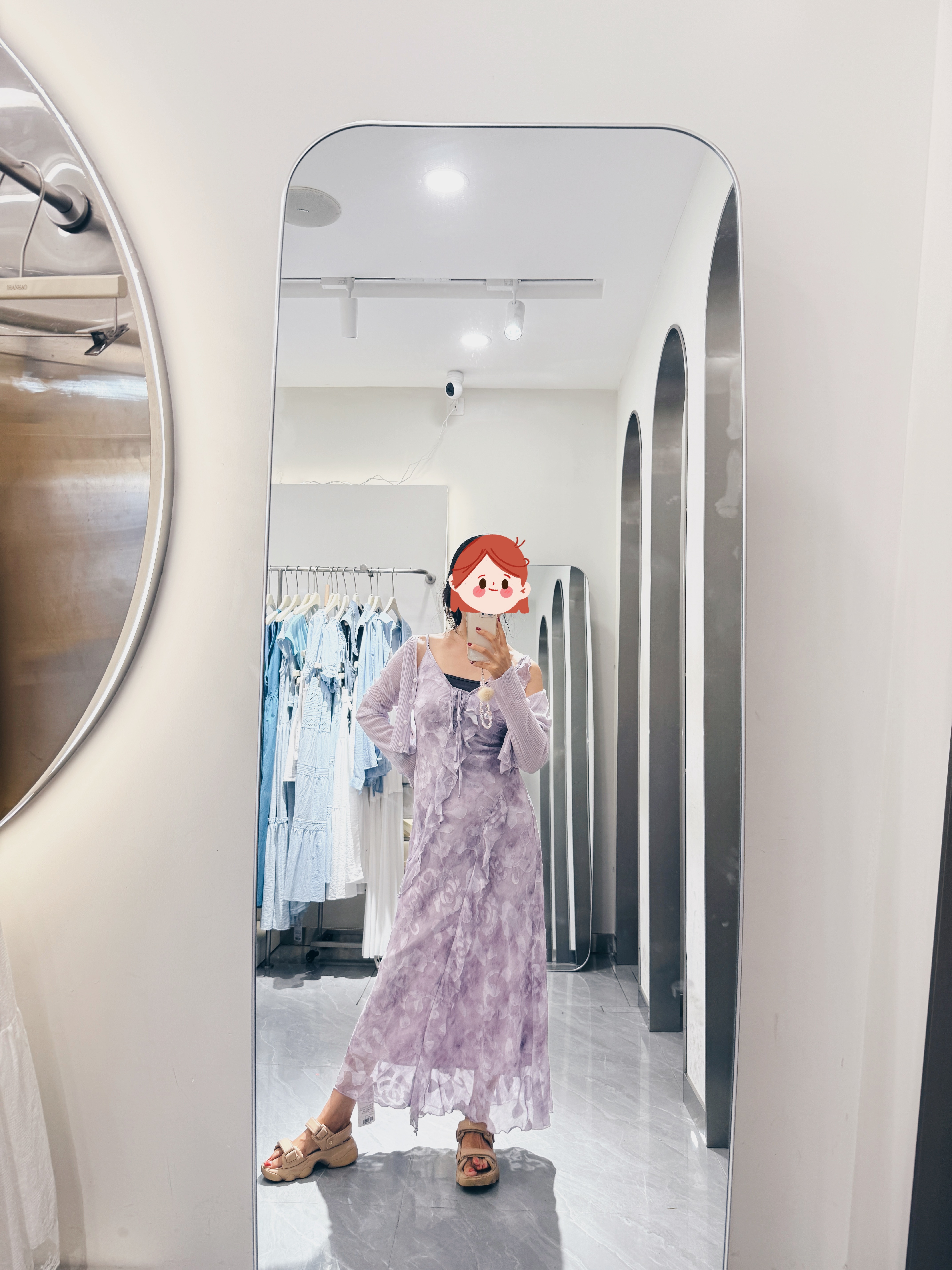 啊 我今天逛街买衣服都是白衬衫，要么就是黑色或者白色的打底[允悲]感觉其他的花衬