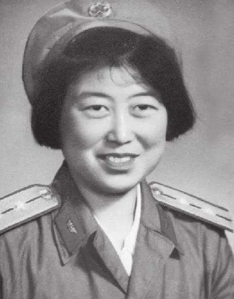 1964年，28岁的空军女领航员张连芳正和恋人商量结婚的事，突然接到上级通知，到