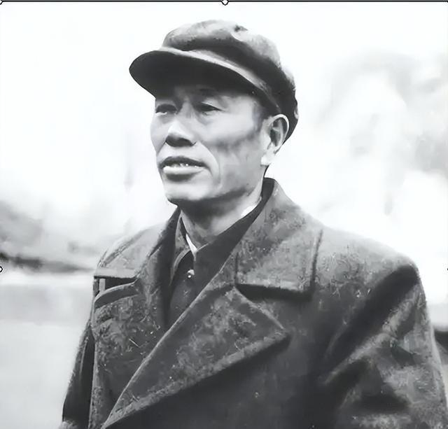 77年邓华复出，对子女提起5个人：他们在我落难的时候伸过援手
 
这位从湘南起义