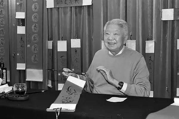 蔡澜先生于2025年离世，他的生活智慧和豁达态度仍影响着我们。他的文字洒脱通透，