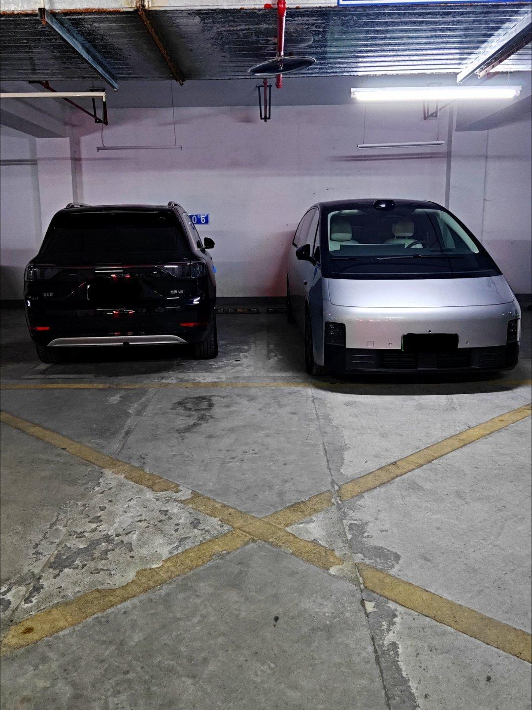 难得把这俩大佬停在一起问界M9，理想MEGA50万元级别里的重磅国产你更喜欢谁？