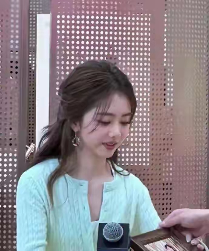 有人说谭松韵长得还行，见了真人我才明白，这简直是美得无法低调 ​​​